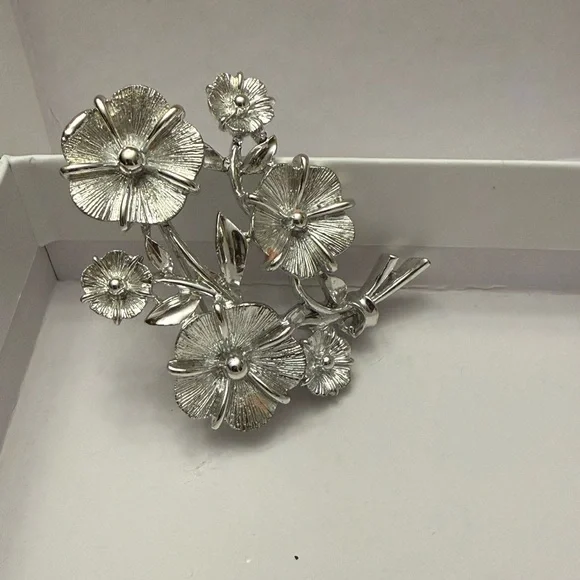 EUC Vintage Lisner silver-tone pansy flower Gorgeous brooch - Picture 3 of 6